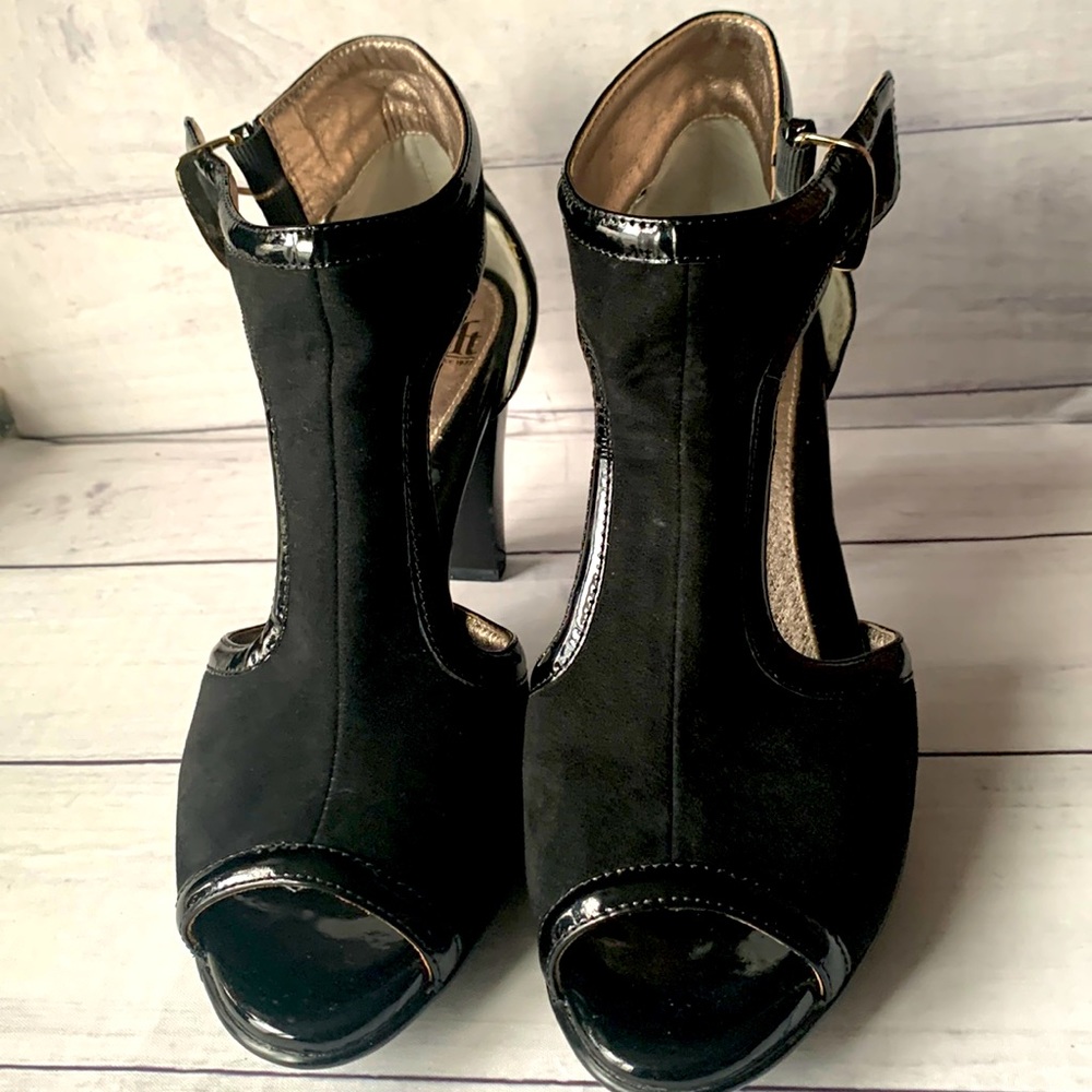 Sofft women,s suede patent leather t-strap peep toe high heel shoes Size 9.5
